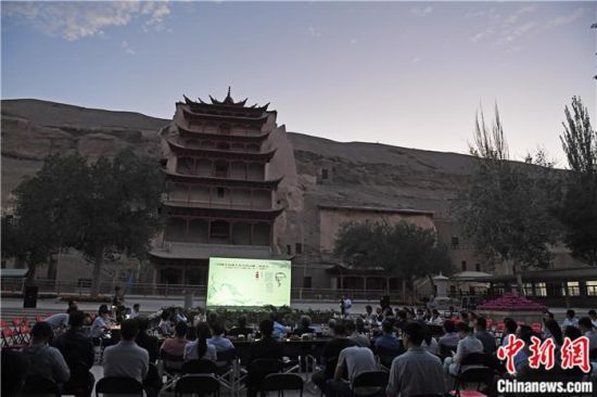 2018年8月，在敦煌莫高窟標(biāo)志性建筑“九層樓”前，《回顧平山郁夫先生的貢獻(xiàn)》座談會(huì)舉行。來自中日兩國的專家、學(xué)者共同懷念這位情系敦煌數(shù)十載的繪畫巨匠、中日友好的文化使者、世界文化遺產(chǎn)的守護(hù)者。中新社記者 楊艷敏 攝