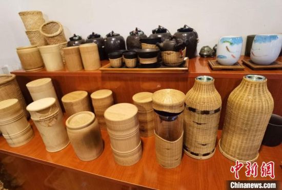 圖為展陳的一件件精致可愛的竹編農(nóng)具工藝品?！●T志軍 攝