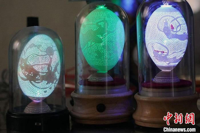 圖為以敦煌飛天為元素的蛋雕作品。　九美丹增 攝