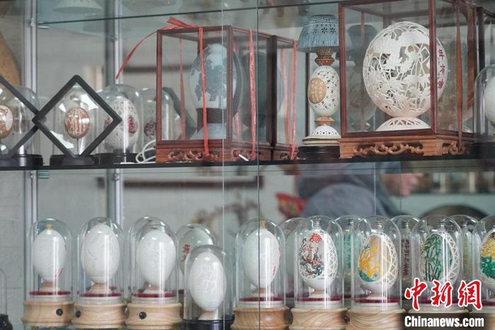 圖為吳義澤收藏柜內(nèi)的蛋雕作品?！【琶赖ぴ?攝
