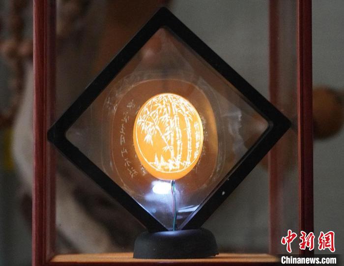 圖為吳義澤新包裝給蛋雕呈現(xiàn)立體感?！【琶赖ぴ?攝