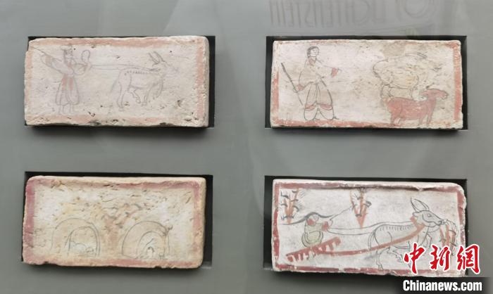 圖為嘉峪關長城博物館館藏文物魏晉墓彩繪畫像磚中豐富多彩的古代農牧業(yè)生產活動。(資料圖) 丁思 攝