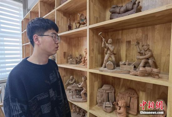 圖為學生介紹作品。 劉玉桃 攝