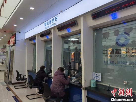 圖為蘭州市民在銀行兌換新鈔?！⌒煅?攝