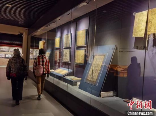 圖為蘭州市民參觀博物館展品?！⌒煅?攝