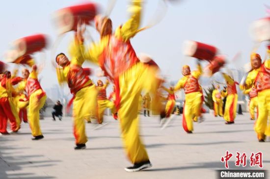 2019年2月19日，演員在黃河岸邊的蘭州水車博覽園內(nèi)進(jìn)行太平鼓表演，歡慶元宵佳節(jié)。(資料圖) 　楊艷敏 攝