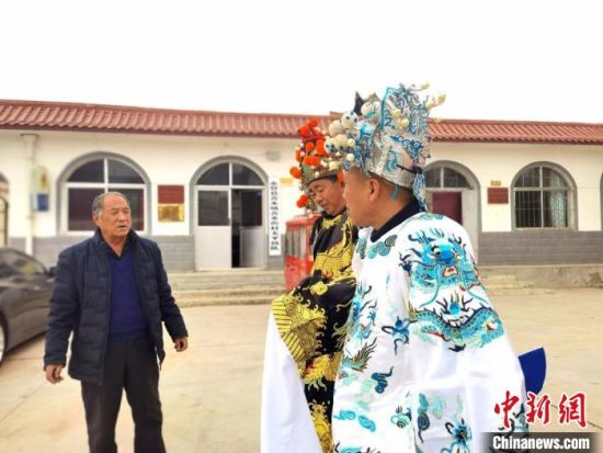 圖為69歲的“苦水高高蹺”國(guó)家級(jí)傳承人巨海全(左一)，叮囑徒弟們高高蹺練習(xí)技巧要領(lǐng)。　閆姣 攝