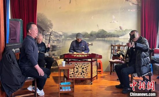 圖為蘭州鼓子愛好者在傳習所內互相搭檔上臺演出?！堨下?攝