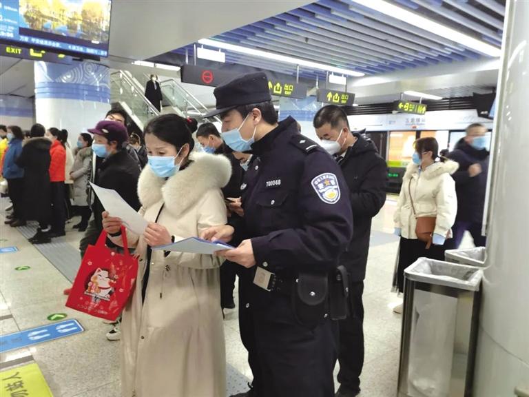 講解詐騙套路 普及“斷卡”常識(shí) 蘭州城關(guān)公安分局、交通治安分局聯(lián)合反詐宣傳進(jìn)地鐵