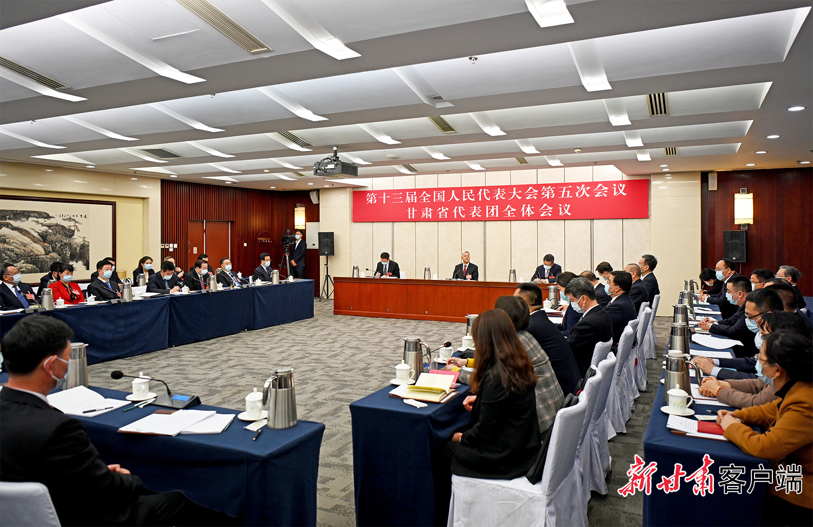 甘肅代表團(tuán)舉行全體會議，尹弘主持并講話