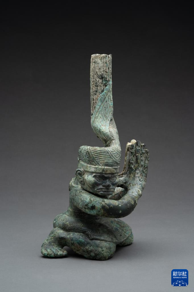 四川廣漢市三星堆商代遺址四號(hào)坑出土扭頭跪坐銅人像（資料圖）。