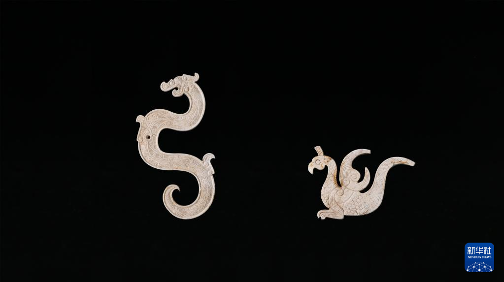 江西樟樹(shù)市國(guó)字山戰(zhàn)國(guó)墓葬出土玉龍、玉鳳（資料圖）。