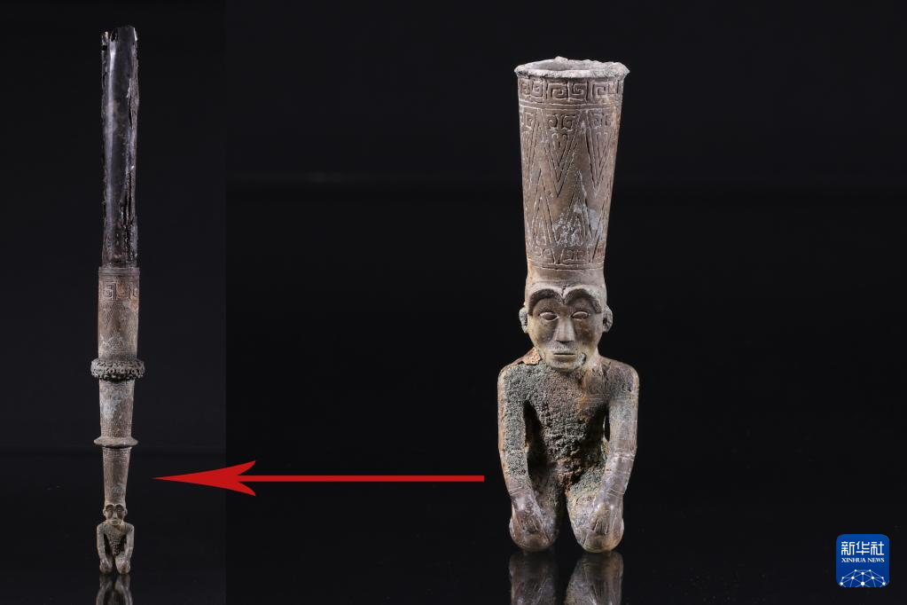江西樟樹(shù)市國(guó)字山戰(zhàn)國(guó)墓葬出土銅跽坐人鐓（資料圖）。