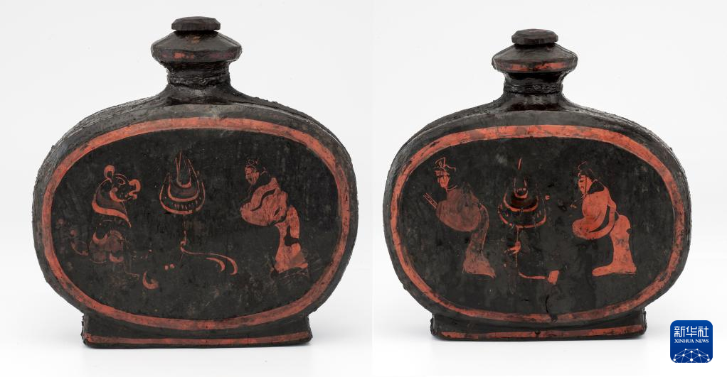 湖北云夢(mèng)縣鄭家湖戰(zhàn)國(guó)秦漢墓地出土扁壺（資料圖）。