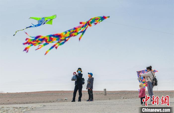 圖為孩童在父母的陪伴下放風(fēng)箏。　王斌銀 攝