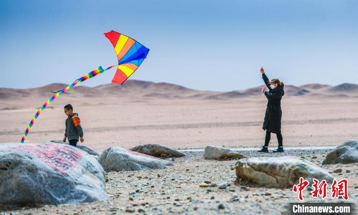 圖為市民正在陽關(guān)景區(qū)放風(fēng)箏?！⊥醣筱y 攝