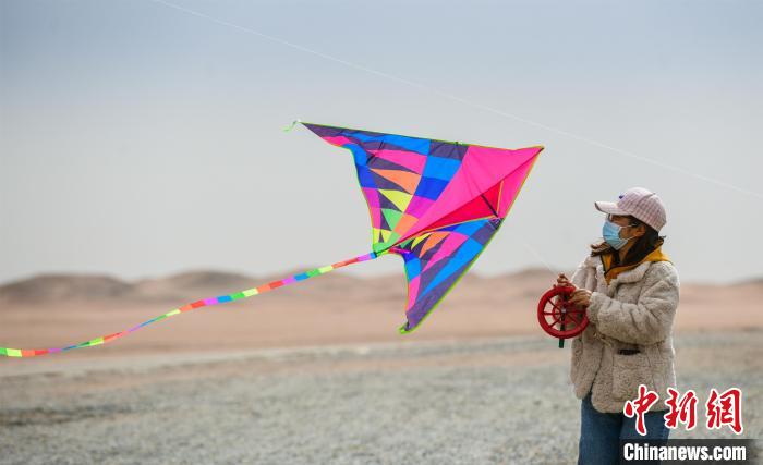 圖為市民正在陽關(guān)景區(qū)放風(fēng)箏?！⊥醣筱y 攝