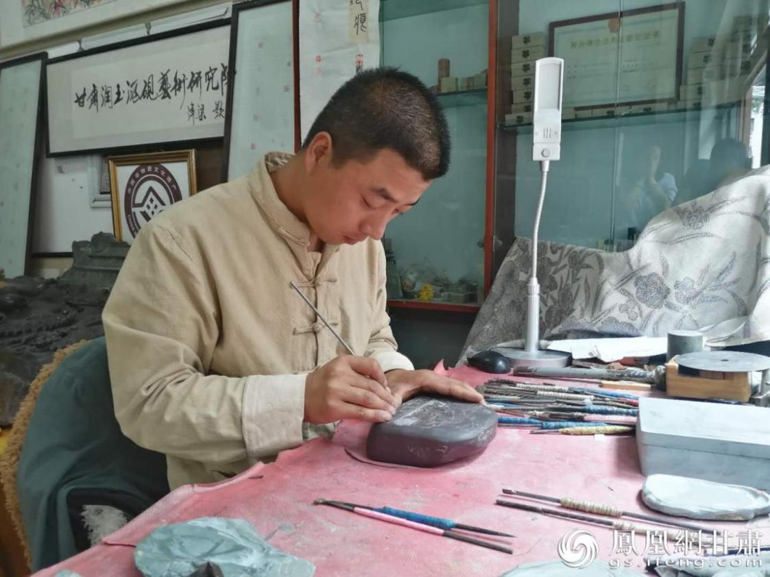 洮硯制作技藝第六代傳人、國(guó)家藝術(shù)基金資助青年藝術(shù)家、正高級(jí)洮硯雕刻藝術(shù)師李江平十年如一日專注于洮硯制作 圖源自網(wǎng)絡(luò)