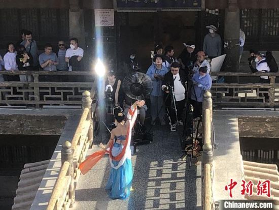 圖為5月以來，“奧大?！敝辈ガF場引游客圍觀?！《鼗褪形麄鞑抗﹫D