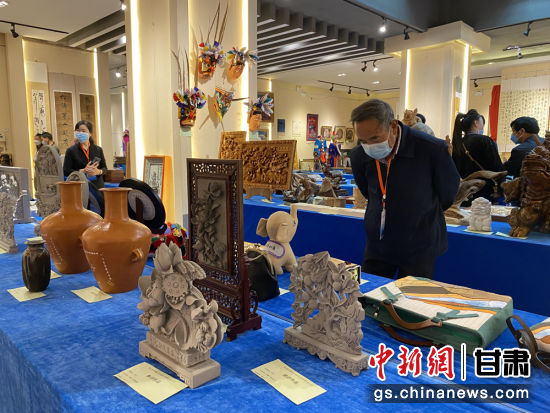 來自全省的近800件作品進(jìn)入專家評審環(huán)節(jié)，作品涵蓋雕塑雕刻、漆器、工藝花畫等多個類別。徐雪 攝