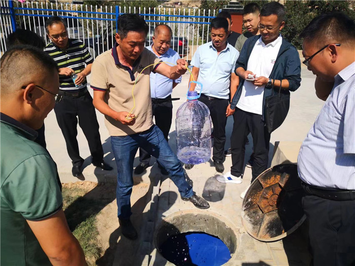 城關(guān)區(qū)作風(fēng)建設(shè)督察組赴青白石污水處理站，檢查污水采樣情況。.jpg