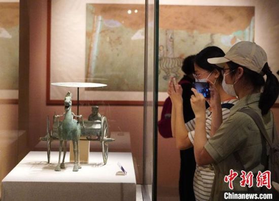 圖為參觀者參觀“大道攸歸：五涼文化展”展陳文物。　九美旦增 攝