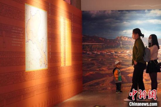 圖為參觀者參觀“大道攸歸：五涼文化展”展陳文物?！【琶赖┰?攝