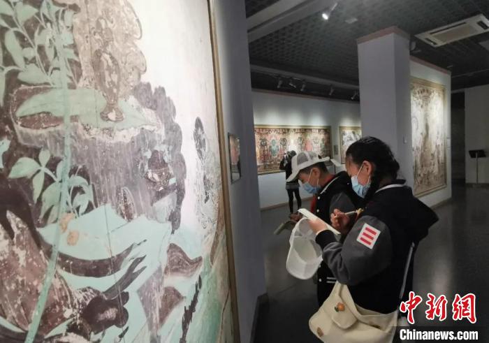 圖為學(xué)生參觀敦煌藝術(shù)館。(資料圖) 蘭州大學(xué)附屬學(xué)校供圖