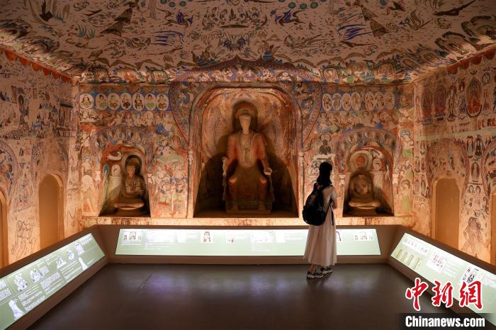 觀(guān)眾參觀(guān)復(fù)制洞窟 張暢 攝