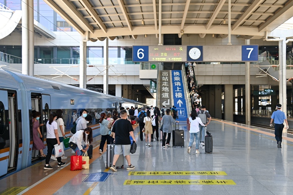 暑運大幕開啟。蘭州鐵路局供圖