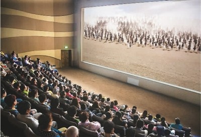 游客在莫高窟數(shù)字展示中心觀看主題電影《千年莫高》。