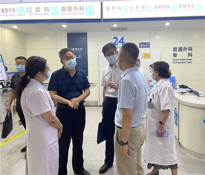 7月12日，甘肅省紀委監(jiān)委派駐省衛(wèi)健委紀檢監(jiān)察組紀檢監(jiān)察干部在蘭大二院門診開展疫情防控監(jiān)督檢查。魏雪 攝.jpg