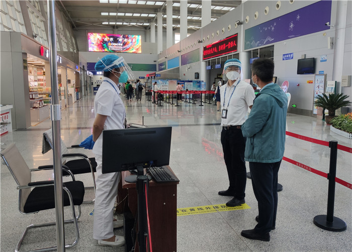 7月15日，金昌市金川區(qū)紀委監(jiān)委駐區(qū)委政法委紀檢監(jiān)察組在金昌機場監(jiān)督檢查疫情防控措施落實情況。王曉梅攝.jpg
