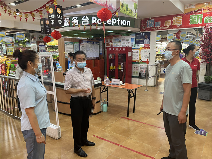 7月15日，酒泉市玉門市疫情防控督查組在隴商聯(lián)華超市監(jiān)督檢查疫情防控措施落實情況。 .jpg