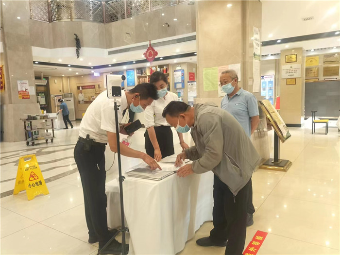 金昌市金川區(qū)紀委監(jiān)委駐區(qū)人大機關紀檢監(jiān)察組在花城錦都大酒店監(jiān)督檢查疫情防控工作。王文海 攝 .jpg