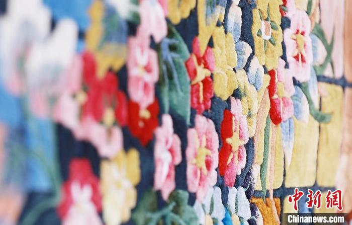 圖為手工地毯成品?！《姑?攝