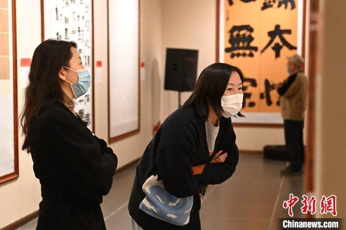 圖為甘肅蘭州，參展書法作品吸引參觀者。 中新社記者 李亞龍 攝