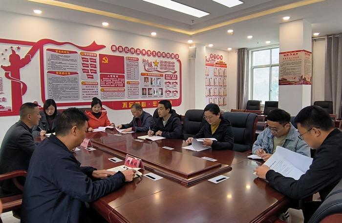 10月19日，康縣紀(jì)委監(jiān)委組織部分班子成員，辦公室、信訪室、案管室、審理室、紀(jì)檢監(jiān)察室等相關(guān)工作人員開展黨的二十大報(bào)告專題討論。.jpg