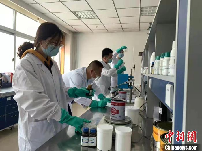 圖為肖菲(前一)帶領(lǐng)團隊研發(fā)水性涂料。(資料圖) 受訪者供圖