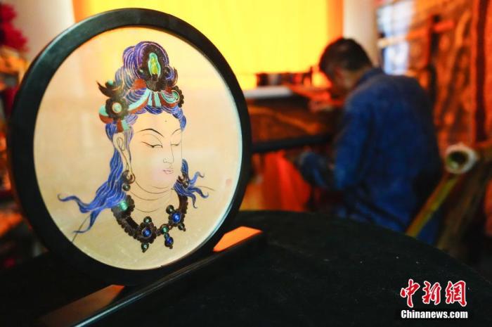 圖為劉云帆所創(chuàng)作的敦煌元素刺繡作品。 中新社發(fā) 謝秉錫 攝