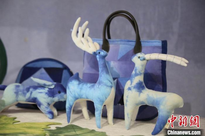 圖為許靜的非遺文創(chuàng)作品。(資料圖) 甘肅省非遺保護(hù)中心供圖