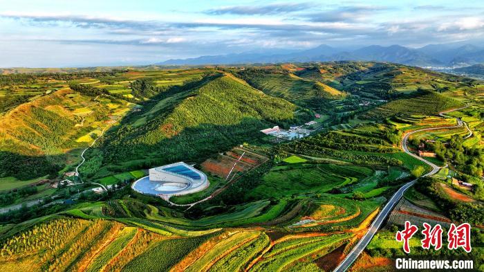 航拍視角下的樺林古動(dòng)物化石埋藏原址館。該館位于臨夏州和政縣。(資料圖) 和政宣傳部供圖