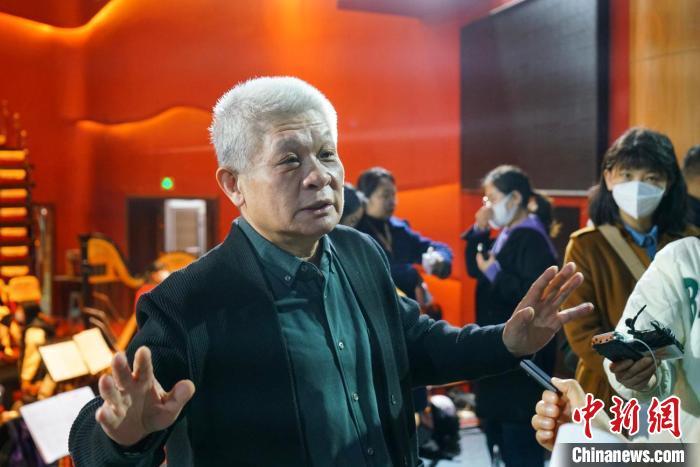 該劇導(dǎo)演蔣力向媒體介紹相關(guān)情況。　丁思 攝