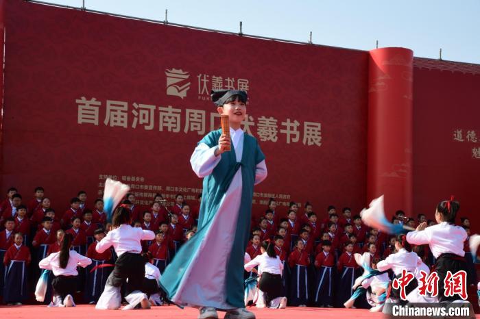 圖為學(xué)生們在開幕式上誦讀經(jīng)典。　梁照曾 攝