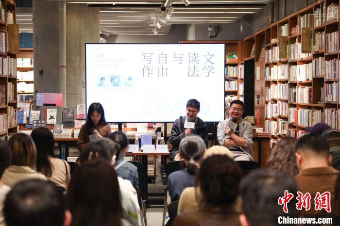 《至少還有文學(xué)》推出：在今天，我們?yōu)槭裁催€需要文學(xué)？