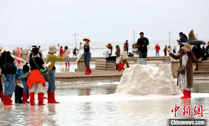圖為游客在茶卡鹽湖拍照。　薛蒂 攝