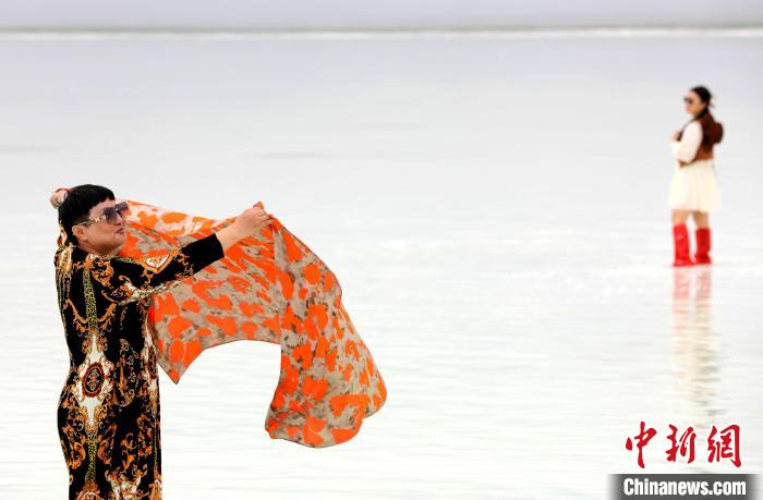 圖為游客在茶卡鹽湖拍照?！⊙Φ?攝