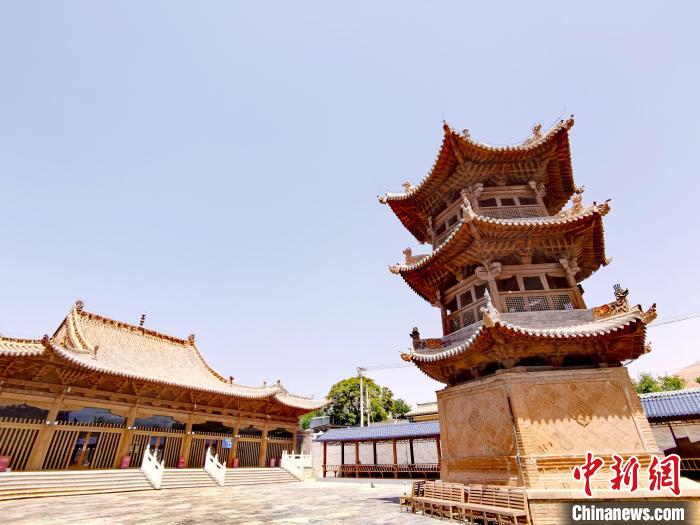 圖為阿河灘清真寺局部?！?zhí)砀?攝