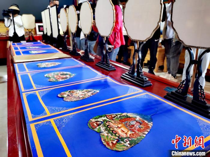 圖為唐卡延伸產(chǎn)品。　張?zhí)砀?攝