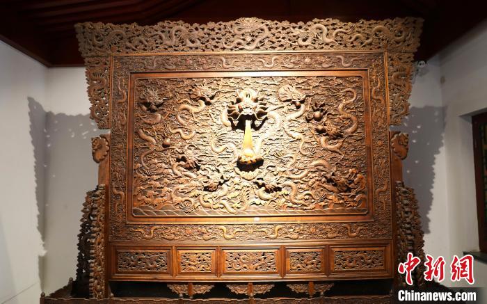 圖為青海永錄民俗博物館內(nèi)珍藏的中式家具?！⊙Φ?攝